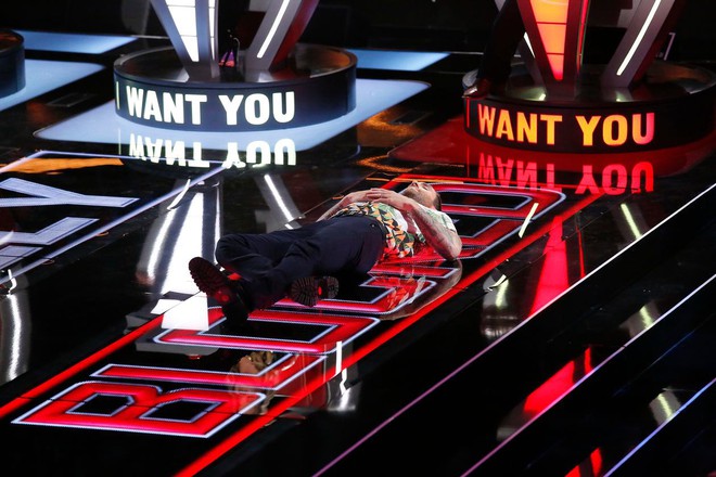 The Voice US m&ugrave;a 14: Blake đơ người khi bị chặn, Adam sướng đến mức nằm lăn tr&ecirc;n s&acirc;n khấu - Ảnh 10.
