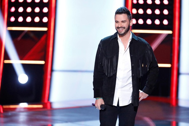The Voice US m&ugrave;a 14: Blake đơ người khi bị chặn, Adam sướng đến mức nằm lăn tr&ecirc;n s&acirc;n khấu - Ảnh 11.
