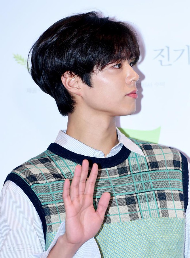 IU chiếm trọn spotlight v&igrave; qu&aacute; đẹp, Park Bo Gum khoe g&oacute;c nghi&ecirc;ng thần th&aacute;nh tại sự kiện - Ảnh 8.