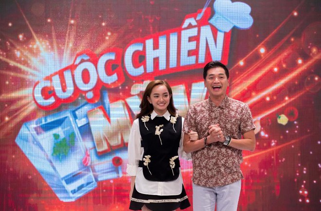 Cuộc chiến mỹ vị: Will th&aacute;i độ khi c&oacute; trai đẹp vuốt t&oacute;c, &acirc;n cần với Kaity Nguyễn - Ảnh 1.