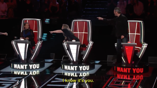 The Voice US m&ugrave;a 14: Blake đơ người khi bị chặn, Adam sướng đến mức nằm lăn tr&ecirc;n s&acirc;n khấu - Ảnh 4.
