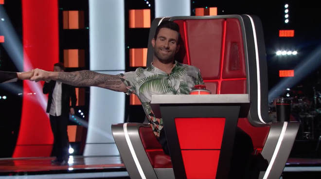The Voice US m&ugrave;a 14: Blake đơ người khi bị chặn, Adam sướng đến mức nằm lăn tr&ecirc;n s&acirc;n khấu - Ảnh 6.