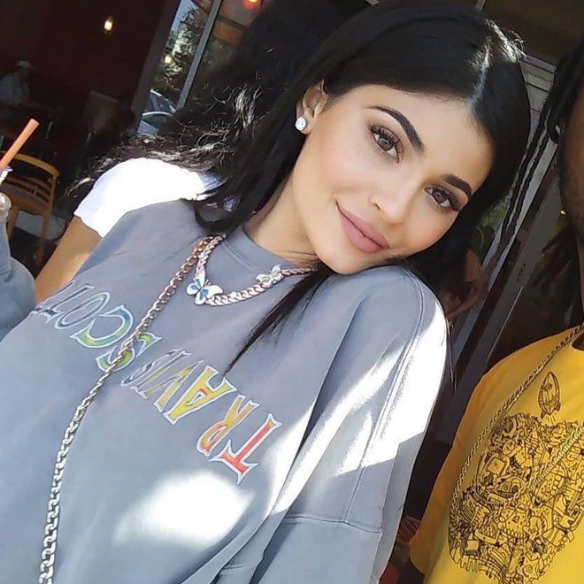 Chị em Kim ch&ecirc; chiếc si&ecirc;u xe 31 tỷ m&agrave; Kylie Jenner được tặng thật lố bịch - Ảnh 4.