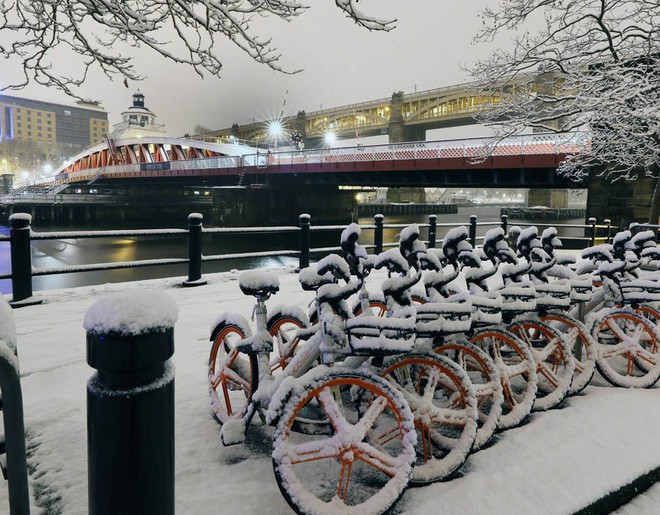 Sau nhiều năm, lần đầu tiên thủ đô London chìm trong bão tuyết trắng xóa, nhiệt độ thấp kỷ lục - Ảnh 5.