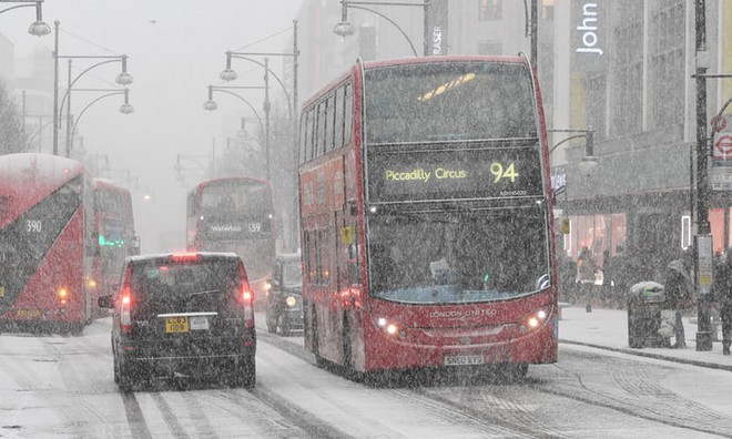 Sau nhiều năm, lần đầu tiên thủ đô London chìm trong bão tuyết trắng xóa, nhiệt độ thấp kỷ lục - Ảnh 10.