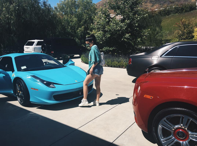 Chị em Kim ch&ecirc; chiếc si&ecirc;u xe 31 tỷ m&agrave; Kylie Jenner được tặng thật lố bịch - Ảnh 3.