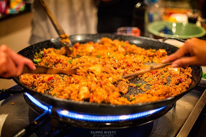 Paella - món cơm rang rực rỡ sắc màu của đất nước Tây Ban Nha - Ảnh 1.