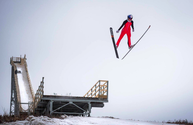 Vì sao vận động viên trượt tuyết có thể bay xa và cao đến thế mà vẫn không hề hấn gì? - Ảnh 4.