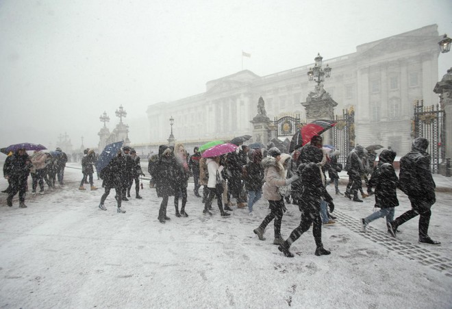 Sau nhiều năm, lần đầu tiên thủ đô London chìm trong bão tuyết trắng xóa, nhiệt độ thấp kỷ lục - Ảnh 23.