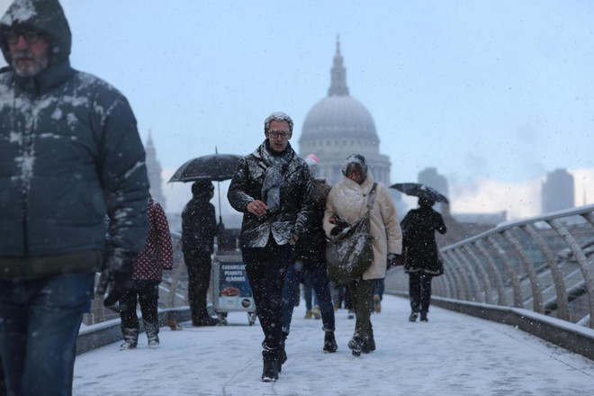 Sau nhiều năm, lần đầu tiên thủ đô London chìm trong bão tuyết trắng xóa, nhiệt độ thấp kỷ lục - Ảnh 25.