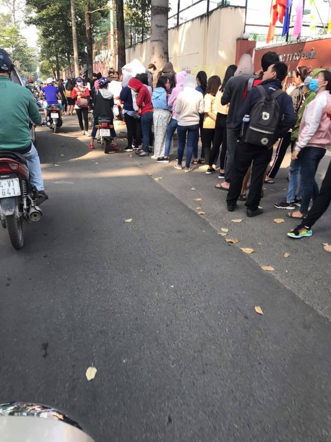 Hàng trăm bạn trẻ Sài Gòn xếp hàng từ sáng sớm chờ đợi nhận vé giao lưu cùng đội tuyển U23 Việt Nam - Ảnh 2.