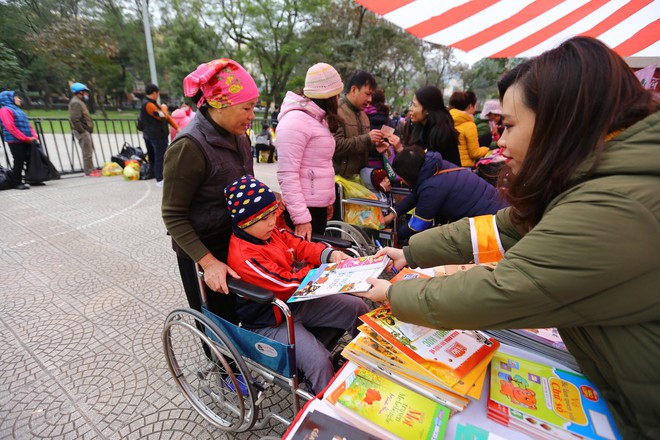  Ấm áp phiên chợ Tết 0 đồng cho người vô gia cư và bệnh nhân nghèo tại Hà Nội - Ảnh 7.