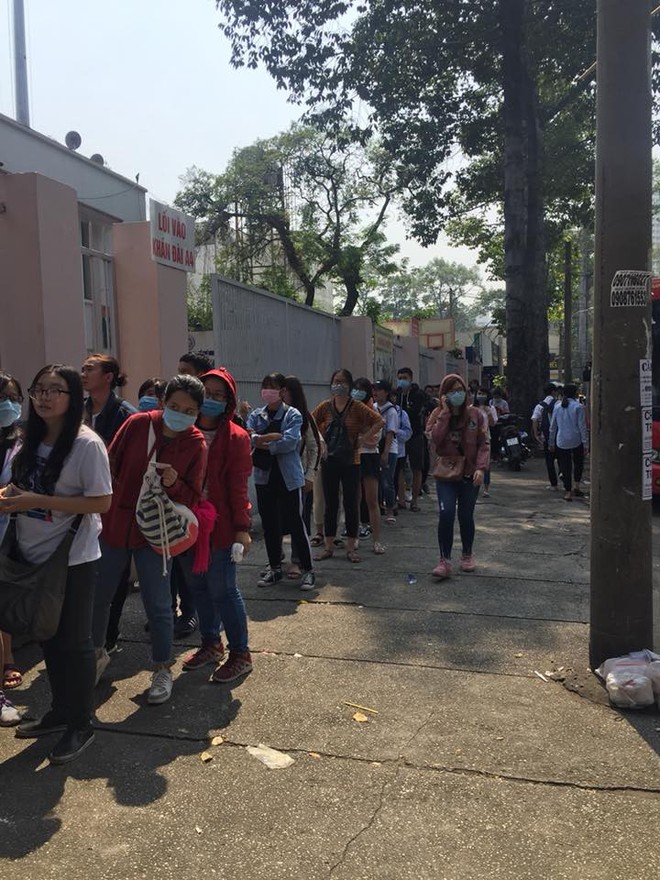 Hàng trăm bạn trẻ Sài Gòn xếp hàng từ sáng sớm chờ đợi nhận vé giao lưu cùng đội tuyển U23 Việt Nam - Ảnh 8.