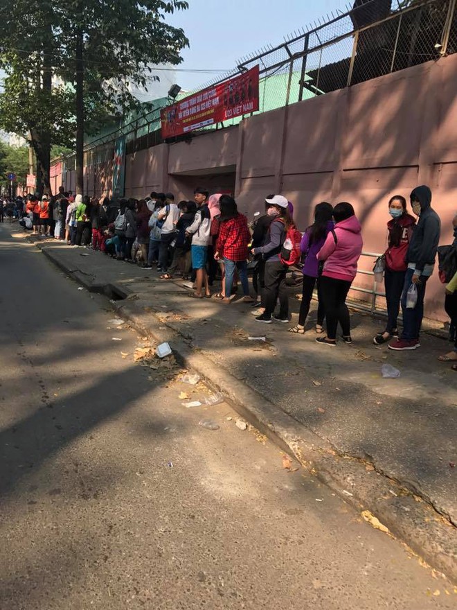 Hàng trăm bạn trẻ Sài Gòn xếp hàng từ sáng sớm chờ đợi nhận vé giao lưu cùng đội tuyển U23 Việt Nam - Ảnh 5.