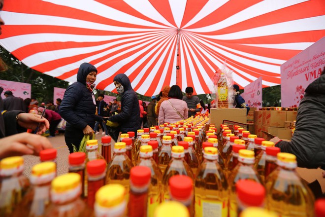  Ấm áp phiên chợ Tết 0 đồng cho người vô gia cư và bệnh nhân nghèo tại Hà Nội - Ảnh 3.