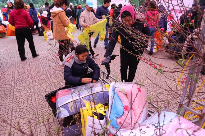  Ấm áp phiên chợ Tết 0 đồng cho người vô gia cư và bệnh nhân nghèo tại Hà Nội - Ảnh 8.