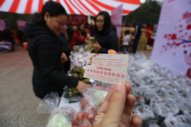  Ấm áp phiên chợ Tết 0 đồng cho người vô gia cư và bệnh nhân nghèo tại Hà Nội - Ảnh 4.