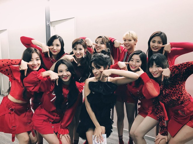 Fan thích thú khi Camila Cabello pose dáng TT cùng TWICE - Ảnh 2.