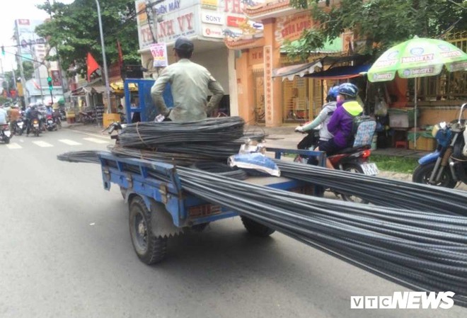 Ảnh: Xe máy chém lộng hành khắp phố Sài Gòn dịp cận Tết - Ảnh 4.