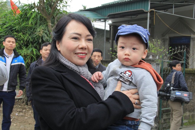 Bộ trưởng Y tế thăm con trai Thiếu úy nhường sự sống cho con - Ảnh 1.