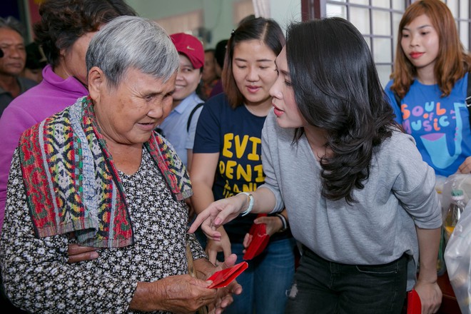 Giữ đúng lời hứa, Mỹ Tâm dành tiền bán đĩa Tâm 9 làm từ thiện, ân cần thăm hỏi, hát tặng bà con ở Long An - Ảnh 9.