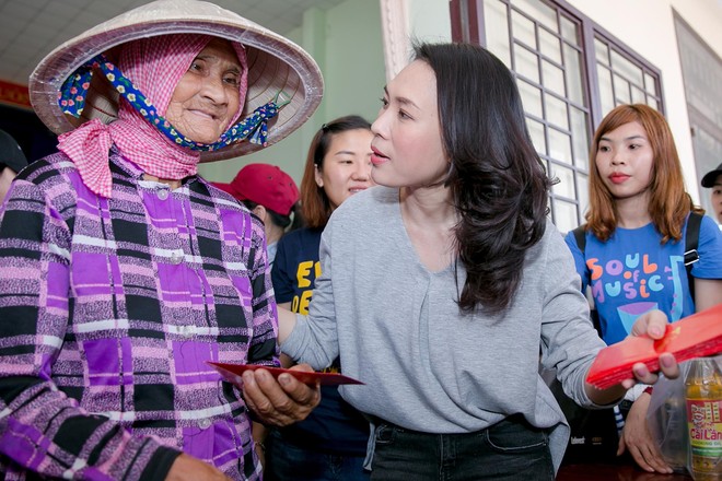 Giữ đúng lời hứa, Mỹ Tâm dành tiền bán đĩa Tâm 9 làm từ thiện, ân cần thăm hỏi, hát tặng bà con ở Long An - Ảnh 8.