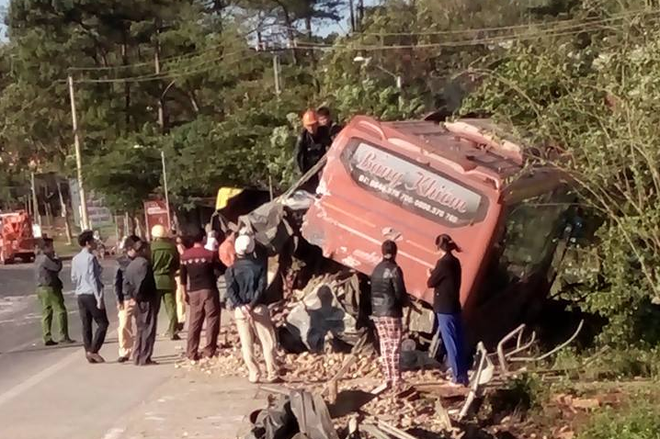 Xe kh&aacute;ch va chạm xe tải tr&ecirc;n đường Hồ Ch&iacute; Minh, 5 h&agrave;nh kh&aacute;ch thương vong - Ảnh 2.