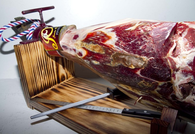 Đùi lợn đen muối Jamón Ibérico trứ danh của Tây Ban Nha chỉ nhìn bề ngoài thôi cũng đủ biết là cực phẩm - Ảnh 1.