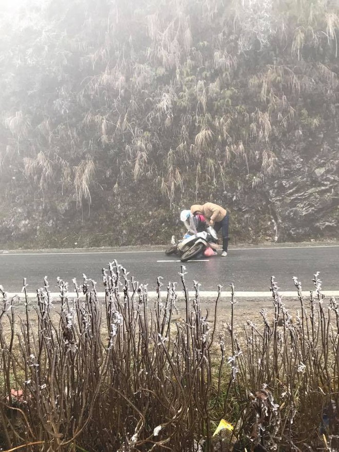 Hàng loạt xe máy trượt ngã trên đỉnh đèo Ô Quy Hồ do băng đóng trên mặt đường - Ảnh 2.