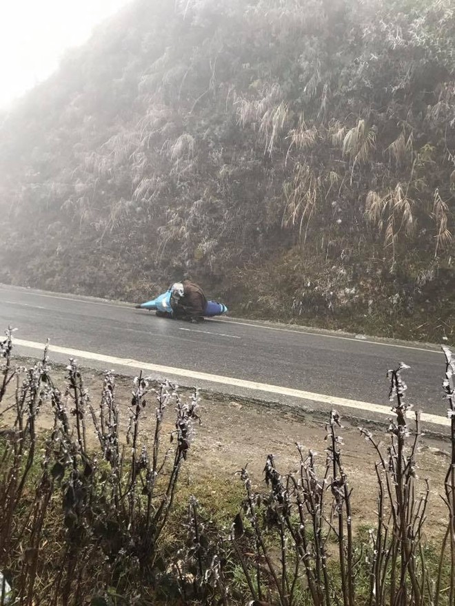 Hàng loạt xe máy trượt ngã trên đỉnh đèo Ô Quy Hồ do băng đóng trên mặt đường - Ảnh 3.