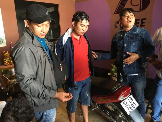 Vừa đi ăn cưới về, cô gái trẻ bị thanh niên đi xe Su Xì Po giật dây chuyền vàng - Ảnh 1.