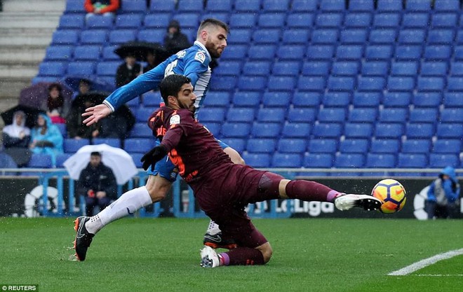 Pique lập công, cứu Barca khỏi trận thua derby - Ảnh 8.