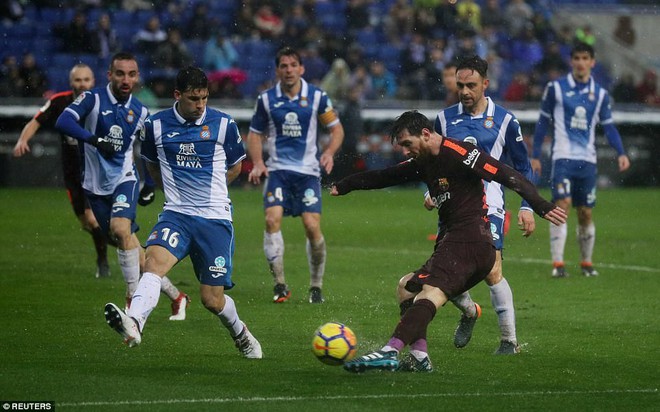 Pique lập công, cứu Barca khỏi trận thua derby - Ảnh 10.