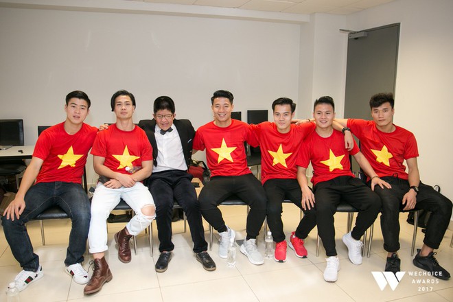 Bé Bôm hạnh phúc, cười khoái chí khi được chụp ảnh cùng các tuyển thủ của U23 Việt Nam - Ảnh 5.