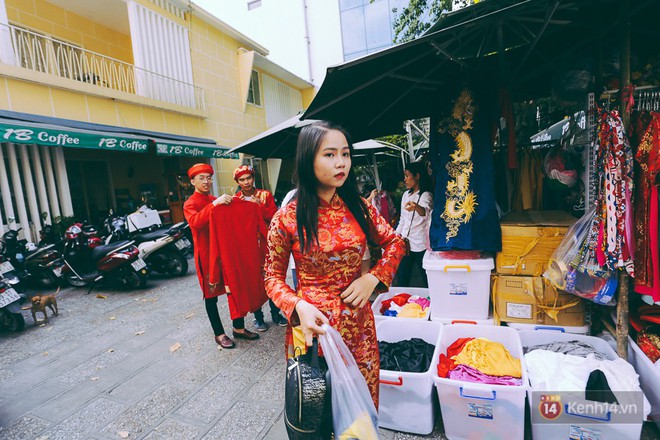 Nhiều người kiếm tiền triệu mỗi ngày nhờ cho thuê áo dài Tết chụp hình tại phố ông đồ Sài Gòn - Ảnh 5.