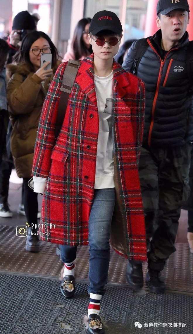 Tr&ugrave;m tất b&ecirc;n ngo&agrave;i quần: xu hướng tưởng luộm thuộm m&agrave; lại được nhiều sao Hoa ngữ lăng x&ecirc; dạo gần đ&acirc;y - Ảnh 4.