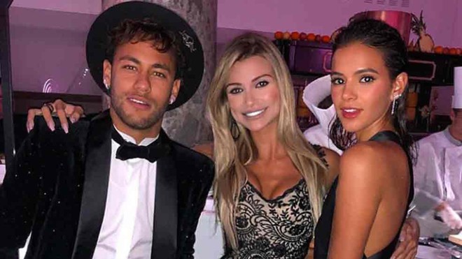 Thủ thành điển trai ôm hôn siêu mẫu Victorias Secret giữa tiệc sinh nhật của Neymar - Ảnh 5.