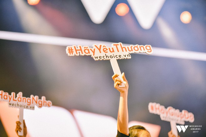 Khoảnh khắc WeChoice Awards: Đẹp nhất là khi Sơn Tùng, bé Bôm và các nghệ sĩ Việt cùng chậm lại trong dòng cảm xúc vỡ òa - Ảnh 9.