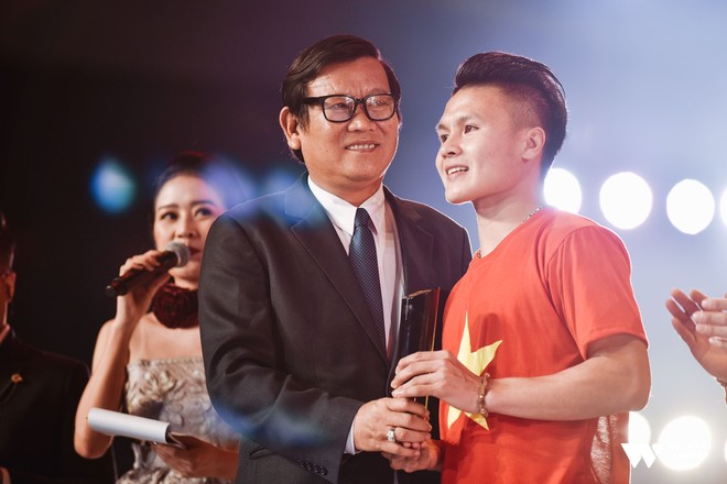 Khoảnh khắc WeChoice Awards: Đẹp nhất là khi Sơn Tùng, bé Bôm và các nghệ sĩ Việt cùng chậm lại trong dòng cảm xúc vỡ òa - Ảnh 13.