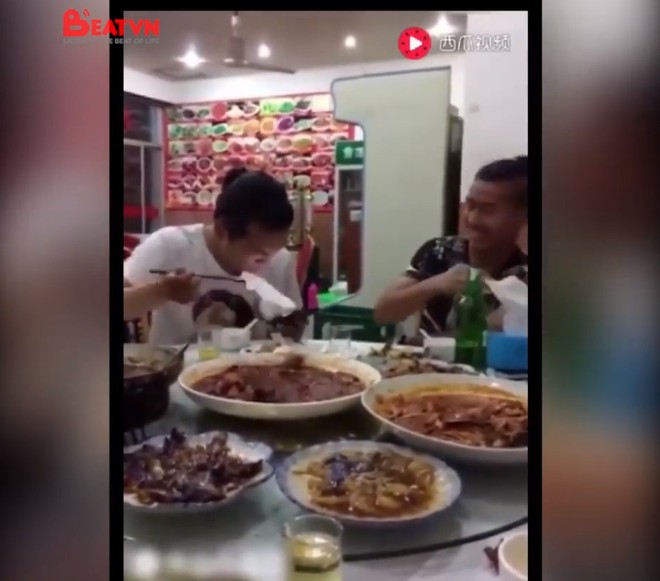 Chiêu khắm trị đứa bạn rủ đi ăn mà cứ dán mắt vào điện thoại - Ảnh 12.