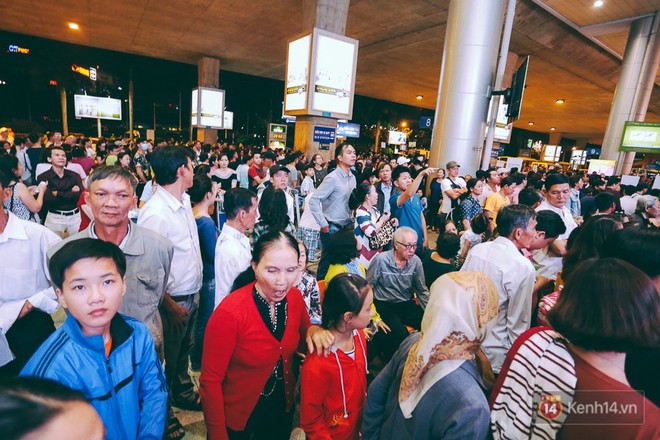 Báo Trung Quốc: Sân bay Việt Nam đông đúc khi kiều bào về quê ăn tết trong niềm vui chào đón của người thân - Ảnh 2.