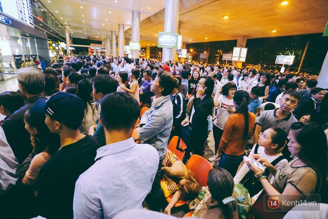 Báo Trung Quốc: Sân bay Việt Nam đông đúc khi kiều bào về quê ăn tết trong niềm vui chào đón của người thân - Ảnh 4.