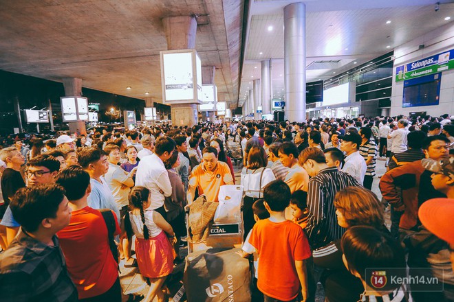 Hàng nghìn người vật vờ lúc nửa đêm ở sân bay Tân Sơn Nhất đón Việt kiều về quê ăn Tết Mậu Tuất - Ảnh 7.