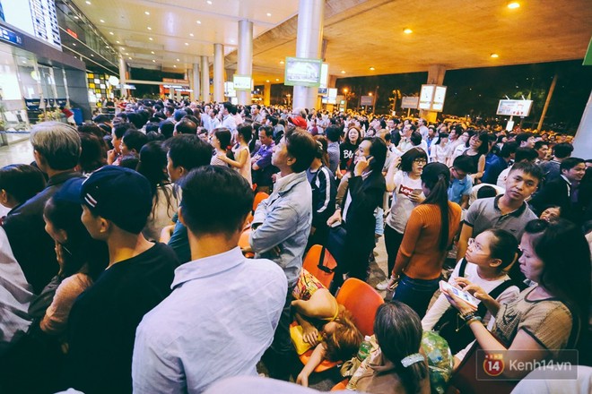 Hàng nghìn người vật vờ lúc nửa đêm ở sân bay Tân Sơn Nhất đón Việt kiều về quê ăn Tết Mậu Tuất - Ảnh 5.