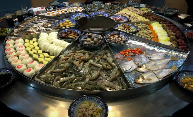 Nồi hải sản ở Ninh Ba (Trung Quốc) to ngoài sức tưởng tượng nhưng giá lại rẻ bất ngờ - Ảnh 1.