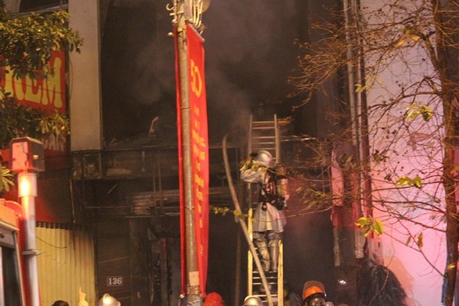 Hà Nội: Ngôi nhà 3 tầng trên phố Trần Duy Hưng bốc cháy dữ dội, nhiều người hoảng loạn tháo chạy - Ảnh 3.