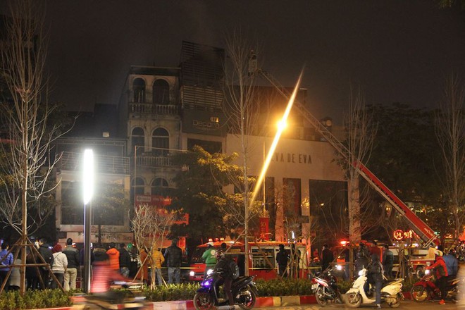 Hà Nội: Ngôi nhà 3 tầng trên phố Trần Duy Hưng bốc cháy dữ dội, nhiều người hoảng loạn tháo chạy - Ảnh 2.