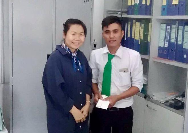 Bỏ qu&ecirc;n th&ugrave;ng đồ chứa 1,2 tỉ đồng tr&ecirc;n taxi, nữ gi&aacute;m đốc nhận lại điều bất ngờ từ t&agrave;i xế - Ảnh 1.