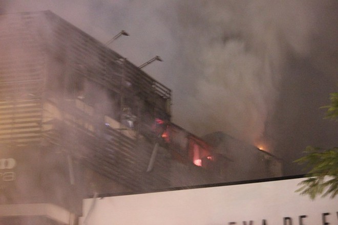 Hà Nội: Ngôi nhà 3 tầng trên phố Trần Duy Hưng bốc cháy dữ dội, nhiều người hoảng loạn tháo chạy - Ảnh 1.