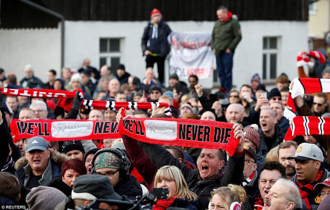 Sir Alex, Mourinho cùng dàn sao Man Utd tưởng niệm 60 năm thảm họa tồi tệ nhất lịch sử CLB - Ảnh 9.